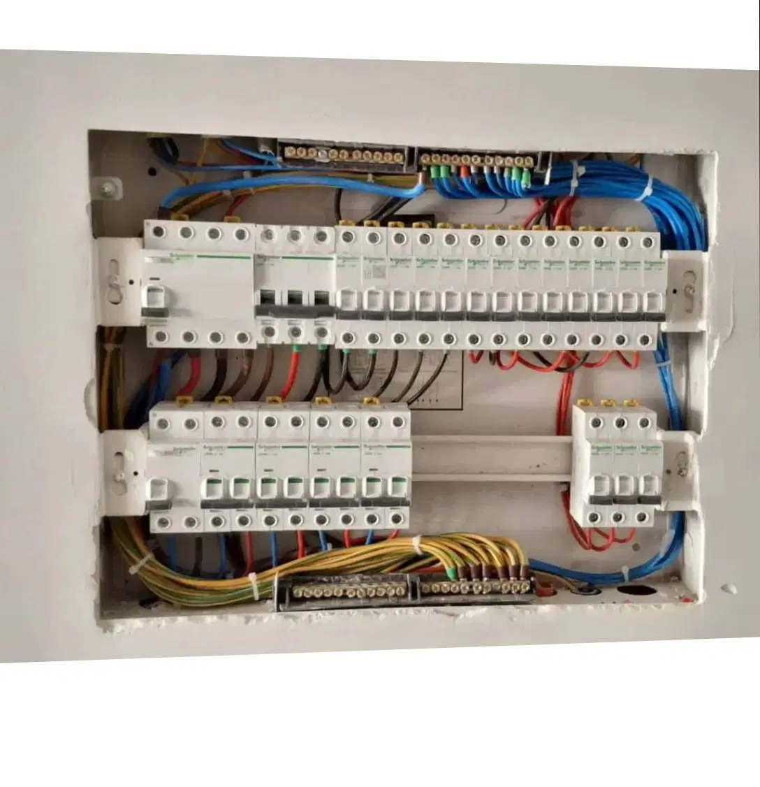 برق‌کار ساختمان در ایوانک