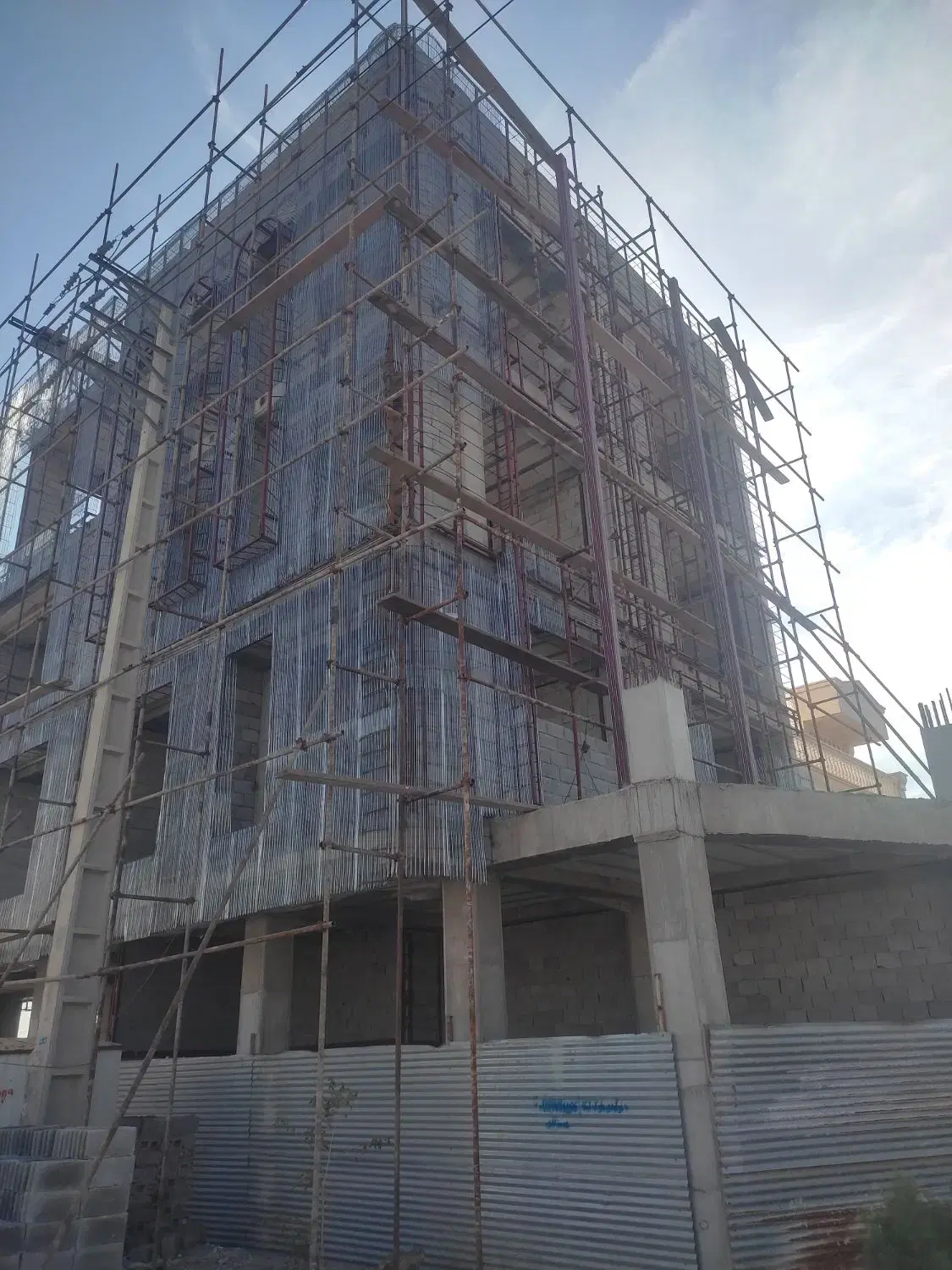 شاستی‌کشی و رابیتس‌کاری نما در سردارجنگل - تصویر 4