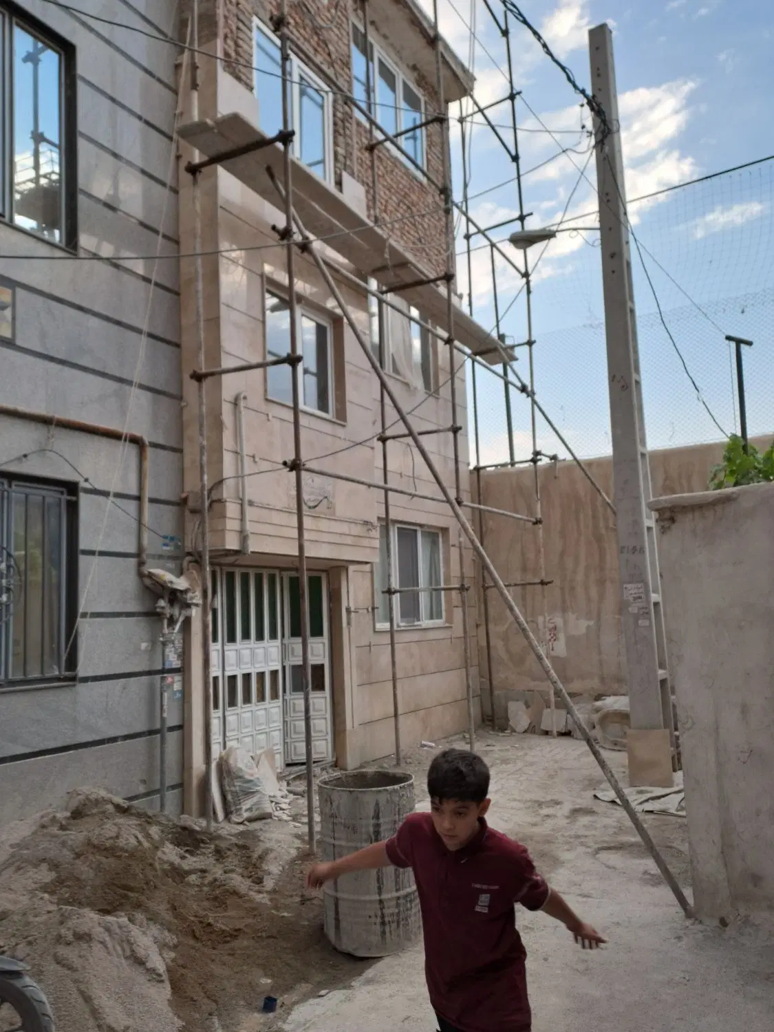 سنگ‌کاری و کاشی‌کاری در امام‌زاده حسن - تصویر 2