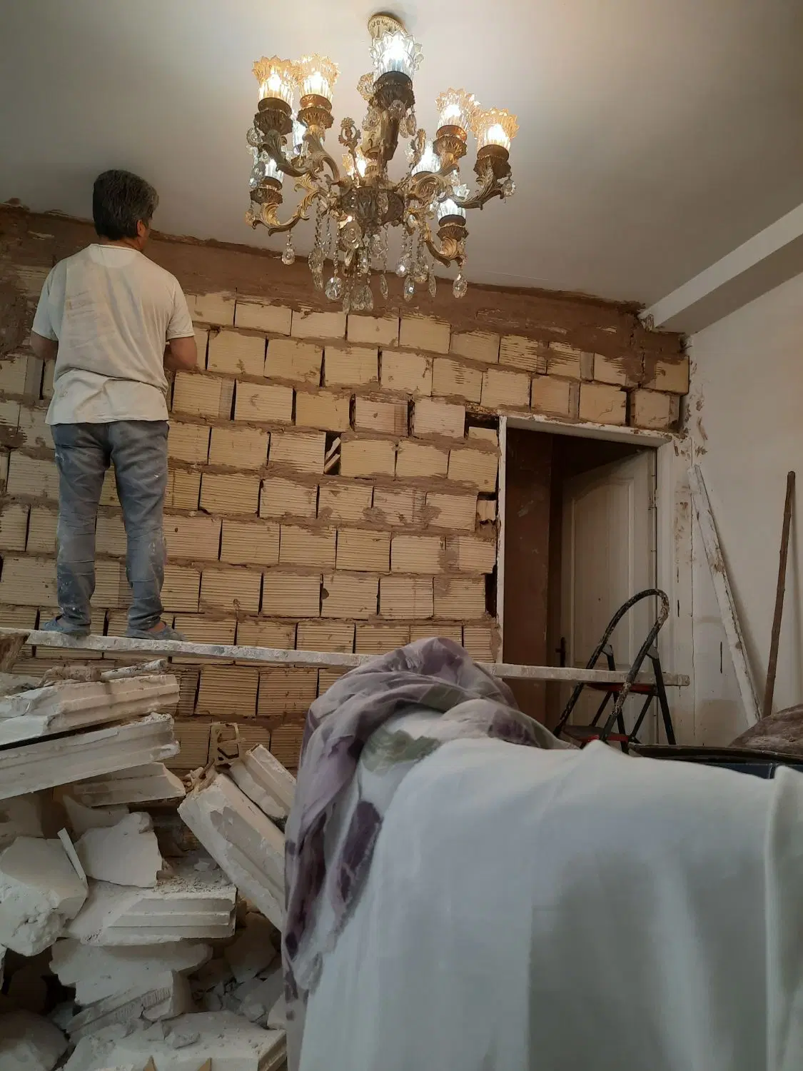 گچکاری و خرده‌کاری بنایی در منیریه