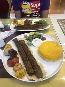 رستوران سلف سرویس چنگال طلایی