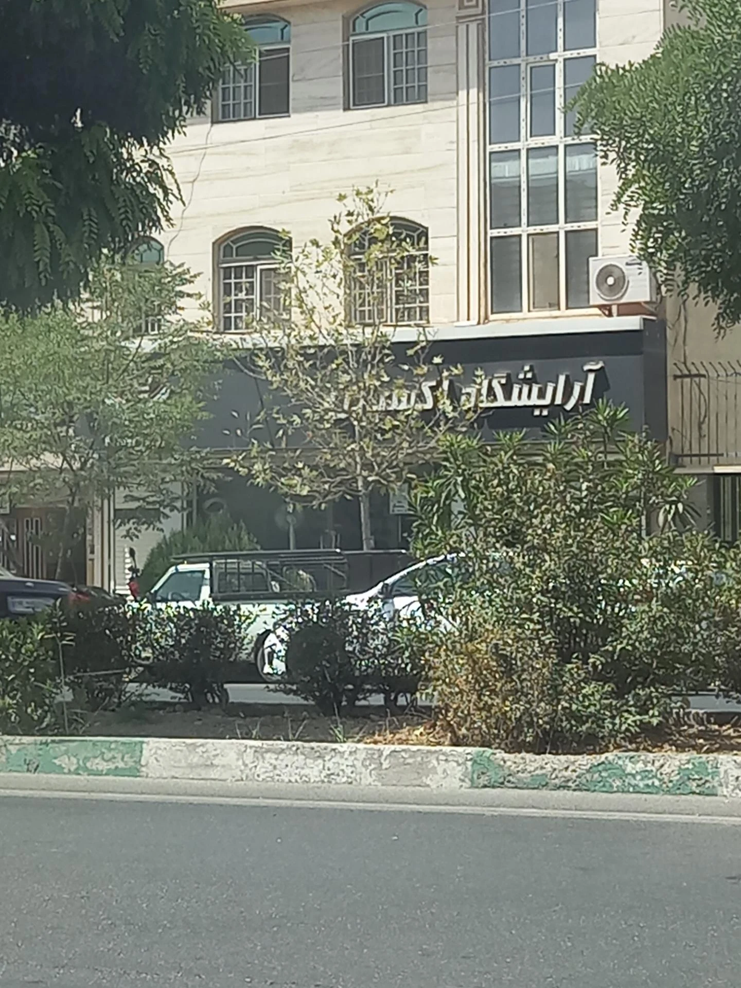 آرایشگاه مردانه سیاه و سفید
