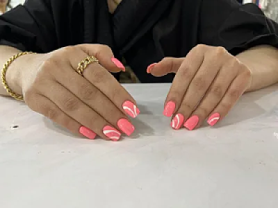 کاشت ناخن(مژگان)در سالن اسدی