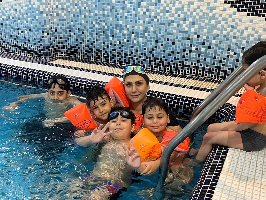 آموزش شنا دختران و پسران توسط مربی خانم