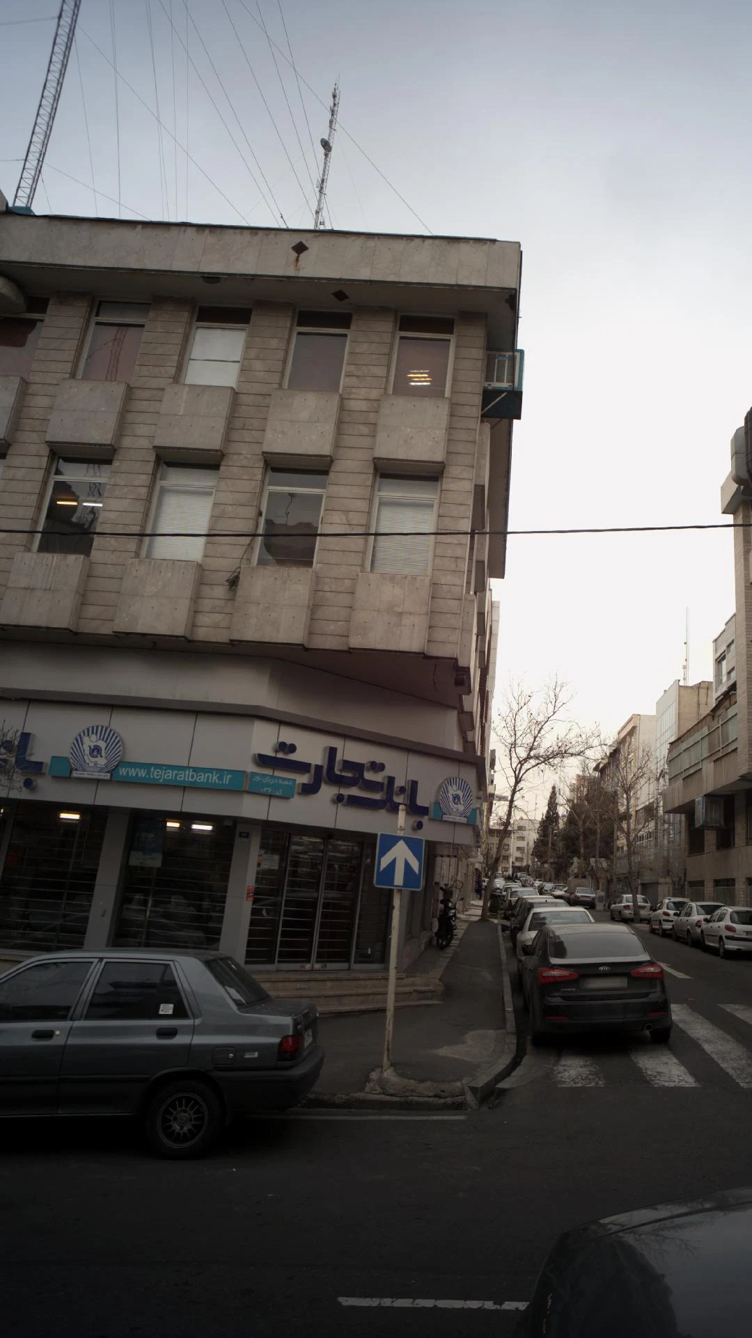 بانک ایران زمین شعبه سرافراز - تصویر 2
