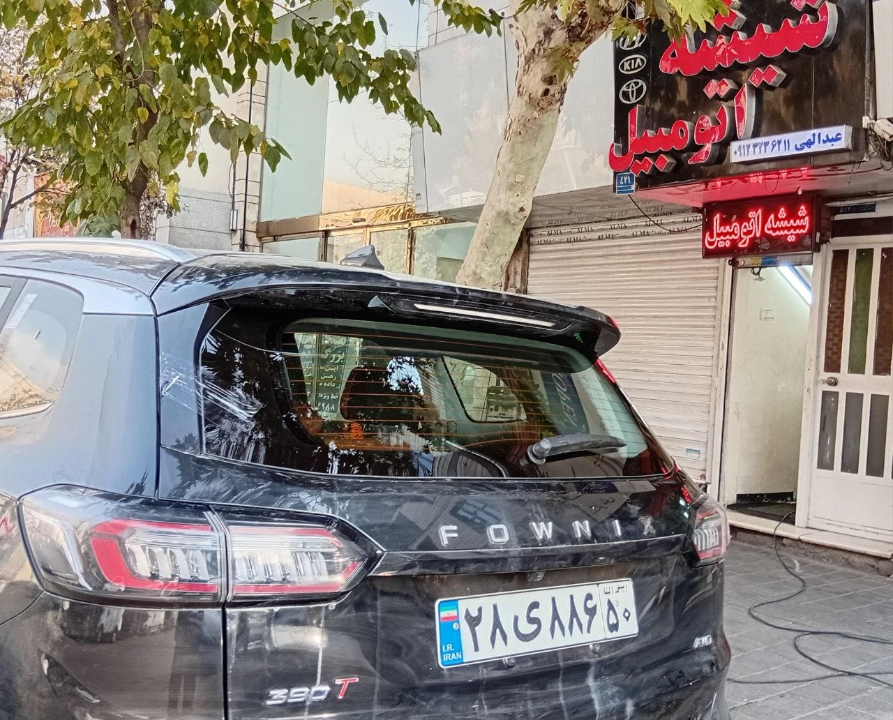 شیشه اتومبیل حسن