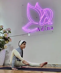 کلاس یوگا و انعطاف اِلا