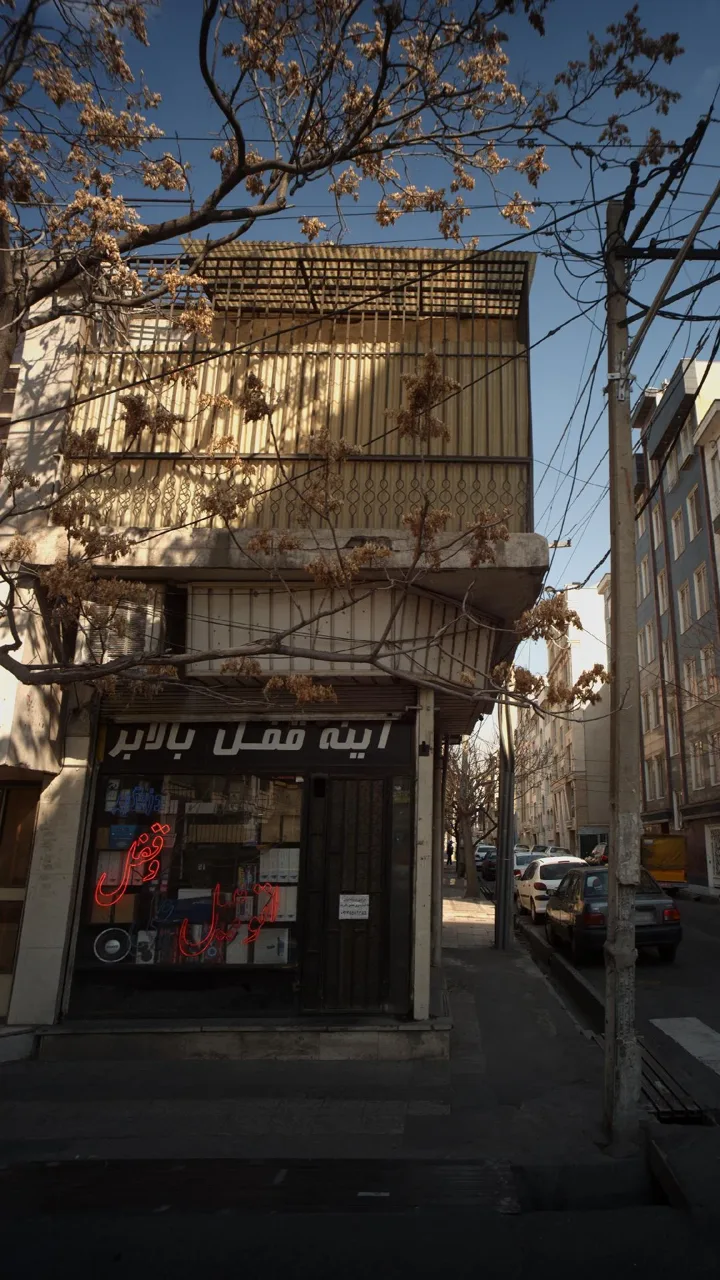 آینه و قفل اتومبیل