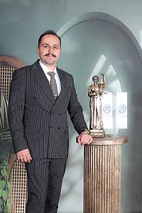 وکیل پایه یک دادگستری و مشاور علی منصوری