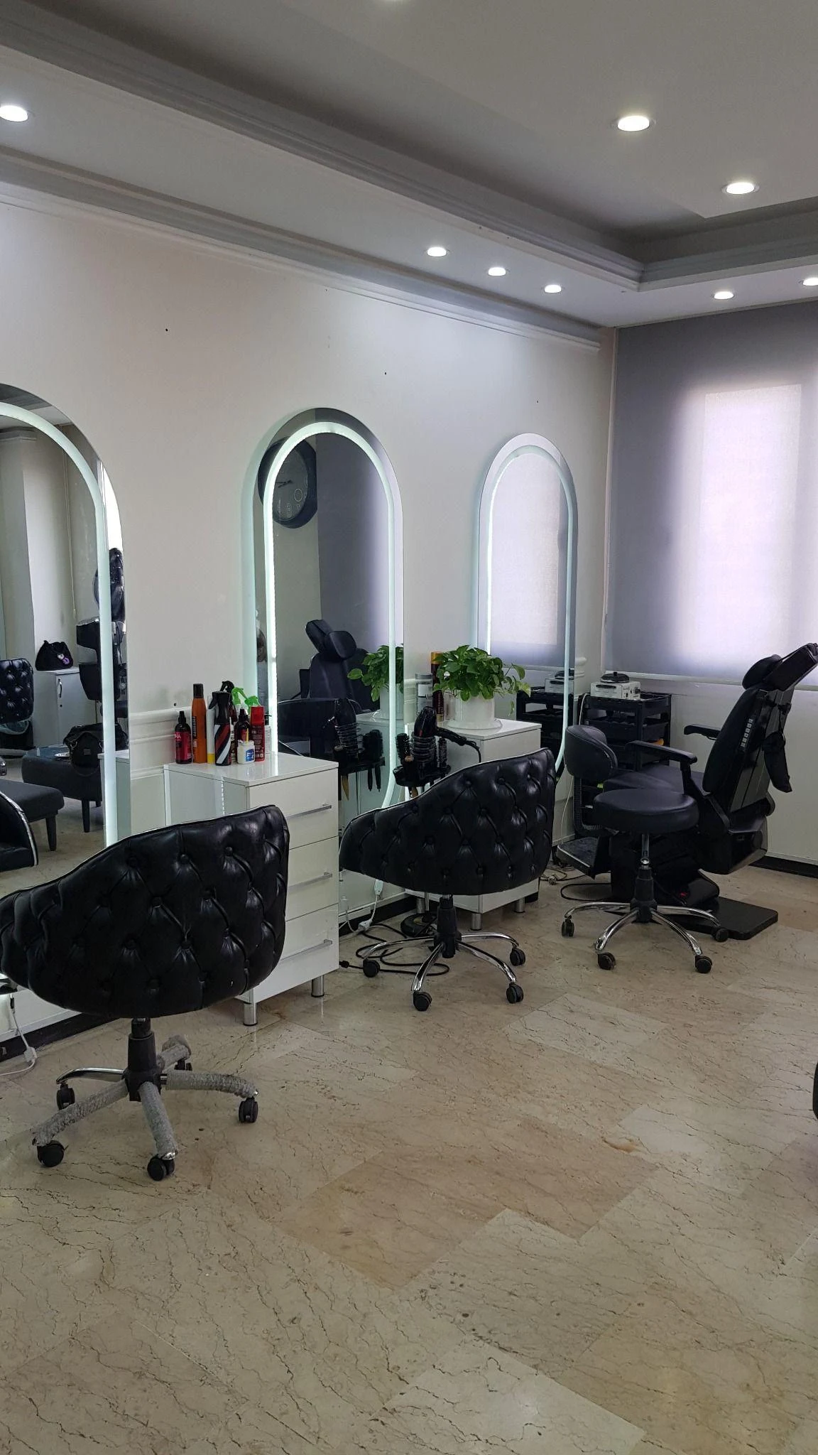 مرکز میکاپ و شینیون و ناخن و خدمات احیای مو - کلینیک پوست و زیبایی در تهران