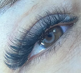 اکستنشن مژه و ناخن و سالن زیبایی ماه ناز