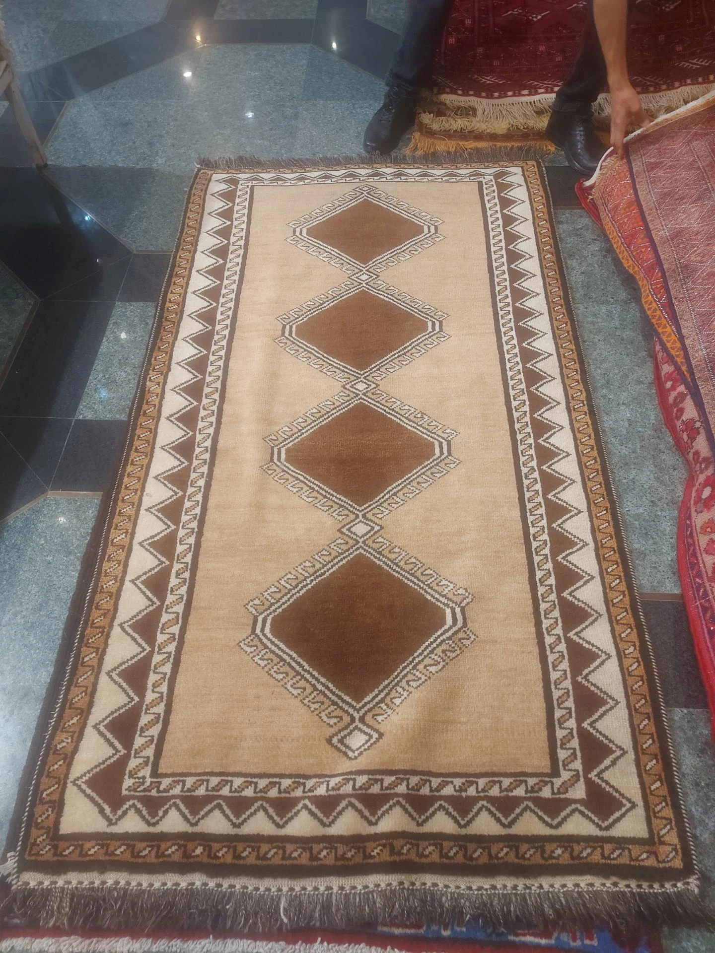 گالری فرش دستباف اَهورا