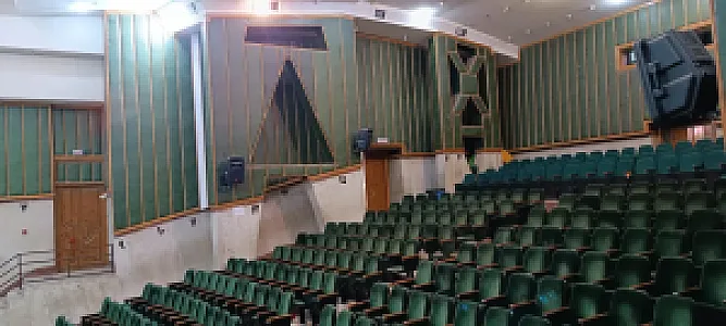 سالن آمفی تئاتر تربیت
