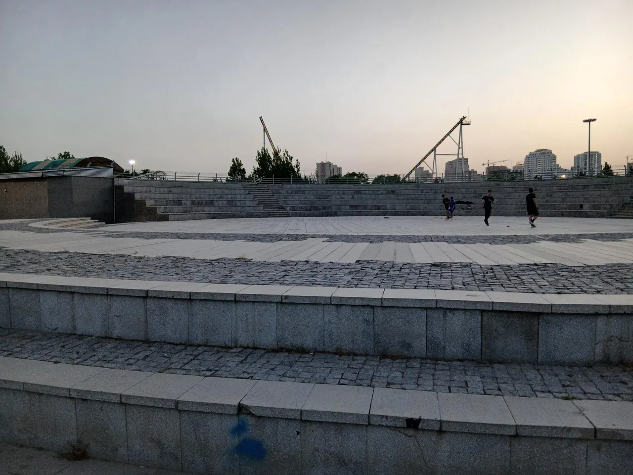 آمفی تئاتر روباز ضلع غربی دریاچه چیتگر - تصویر 2
