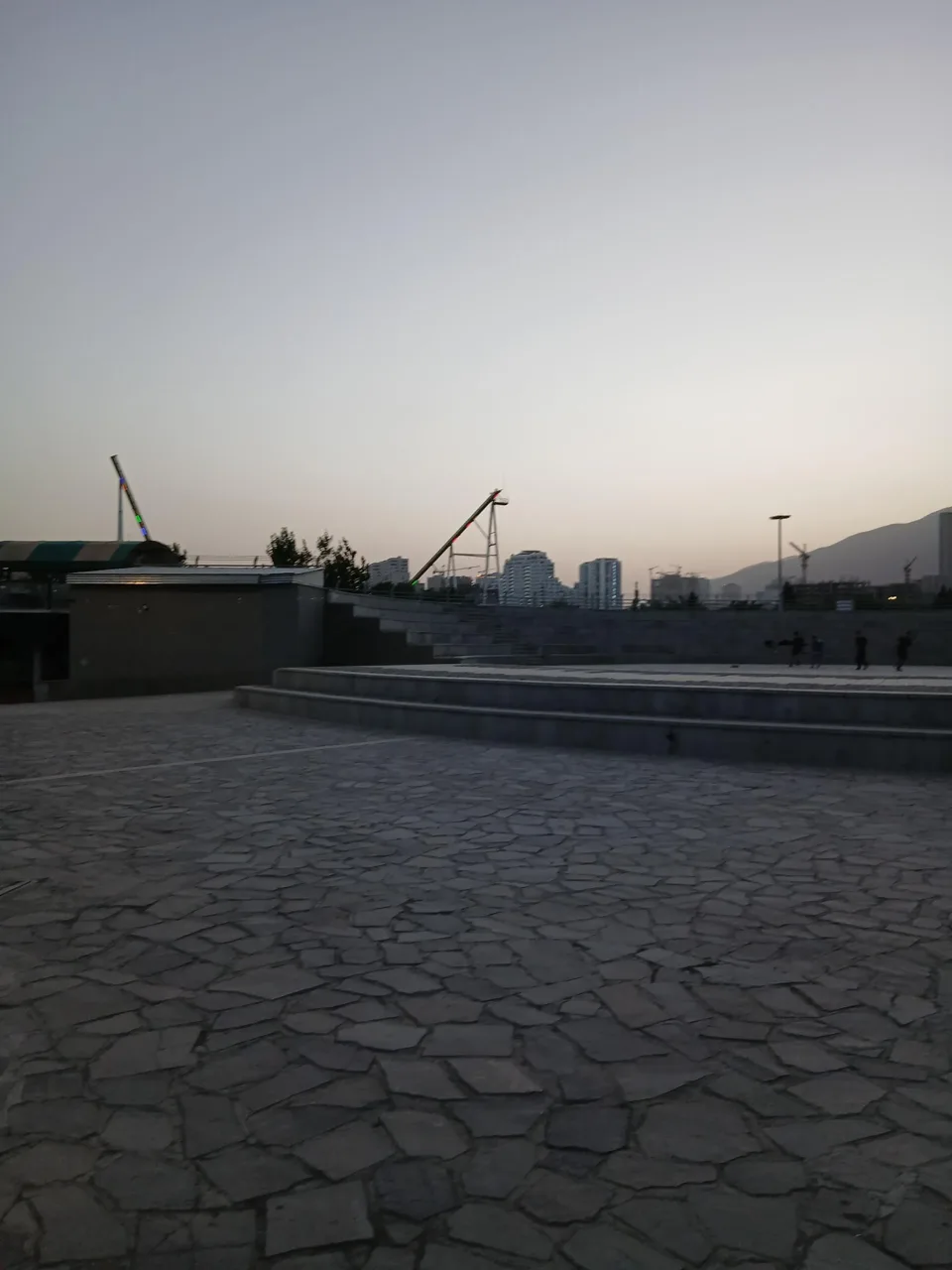 آمفی تئاتر روباز ضلع غربی دریاچه چیتگر - تصویر 3