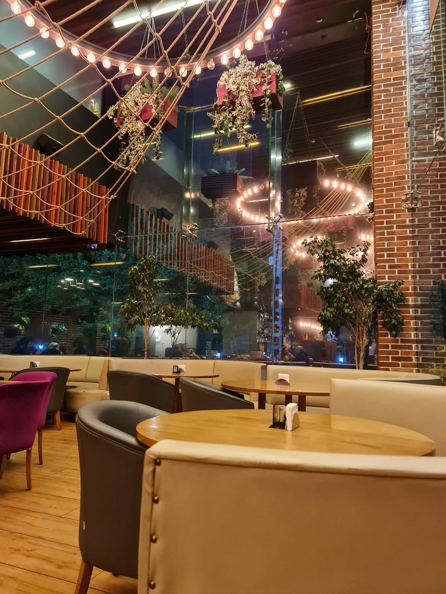 رستوران کاپیتان لانژ - فست فود در تهران - تصویر 3