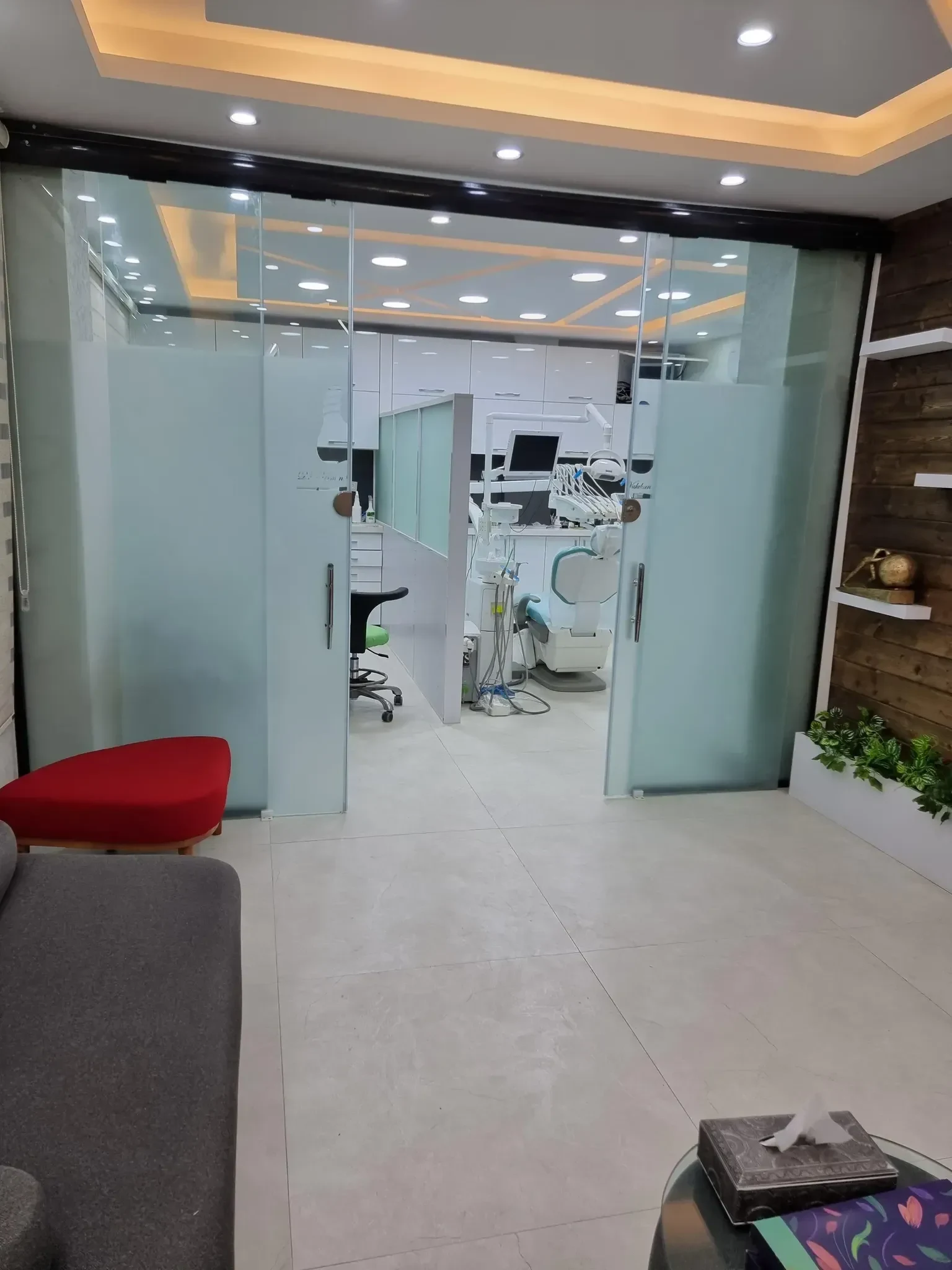 دکتر آرمین وکیلیان جراح-دندانپزشک - تصویر 2