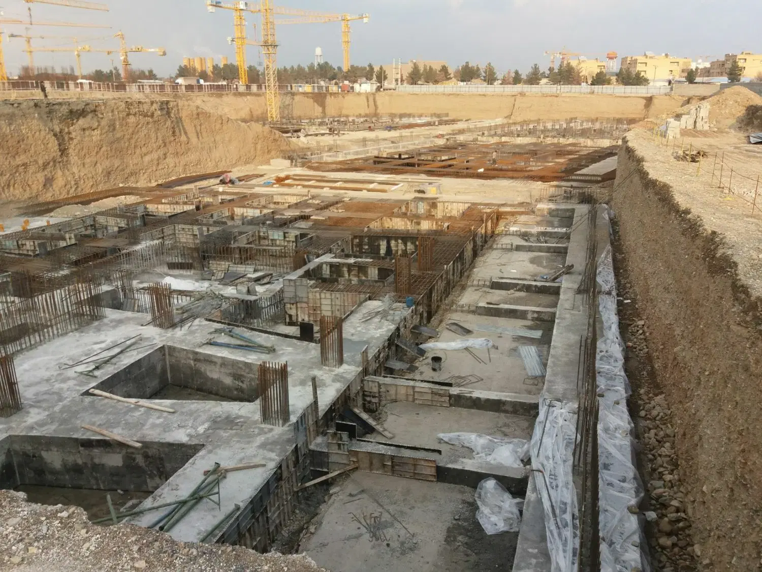 آرماتوربندی و قالب‌بندی در شهرک شهرداری - تصویر 4