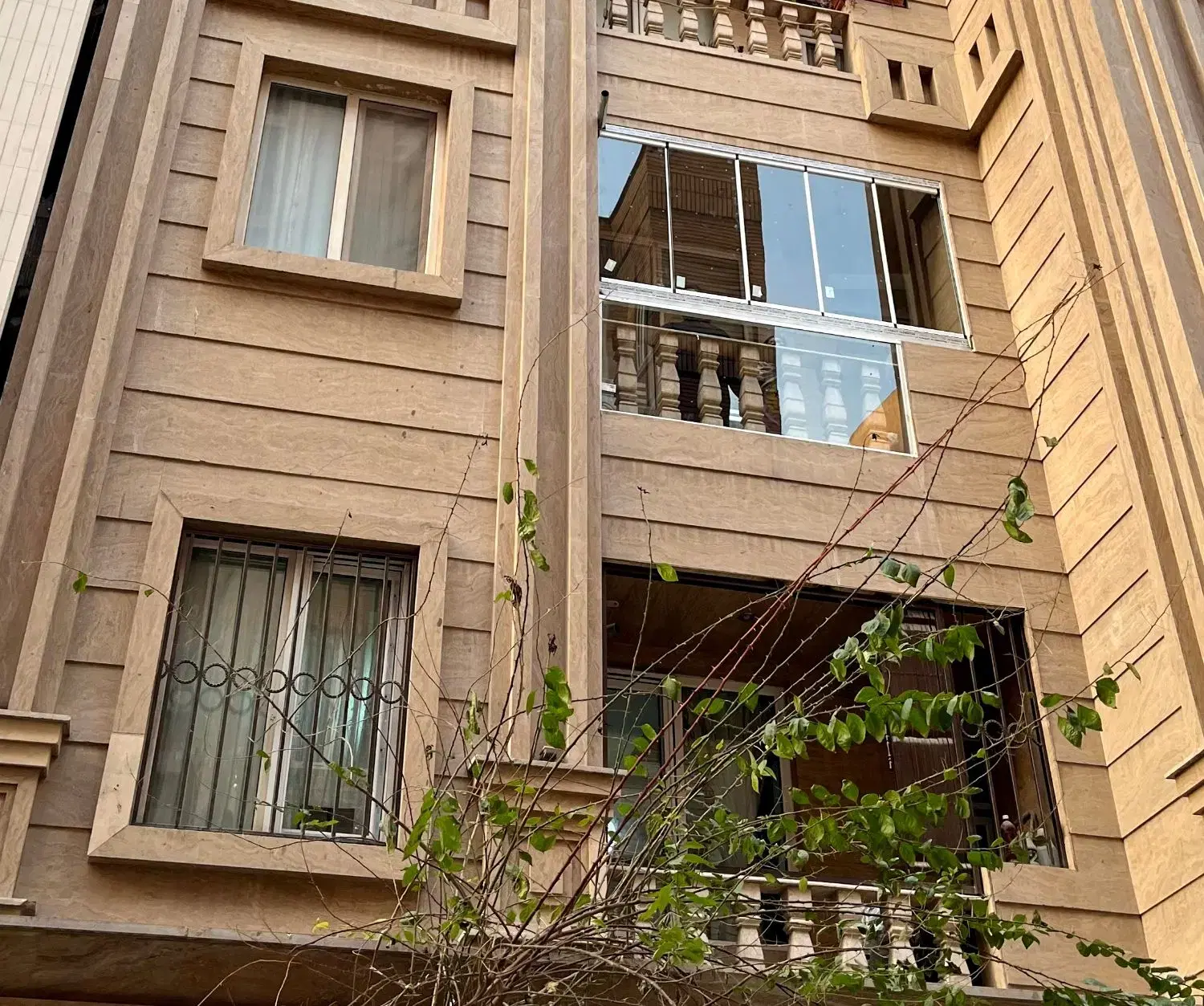 شیشه تاشو بالکن در هفت حوض - تصویر 3