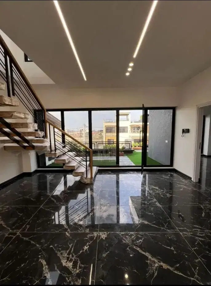 محوطه‌سازی و بازسازی ساختمان در سوهانک