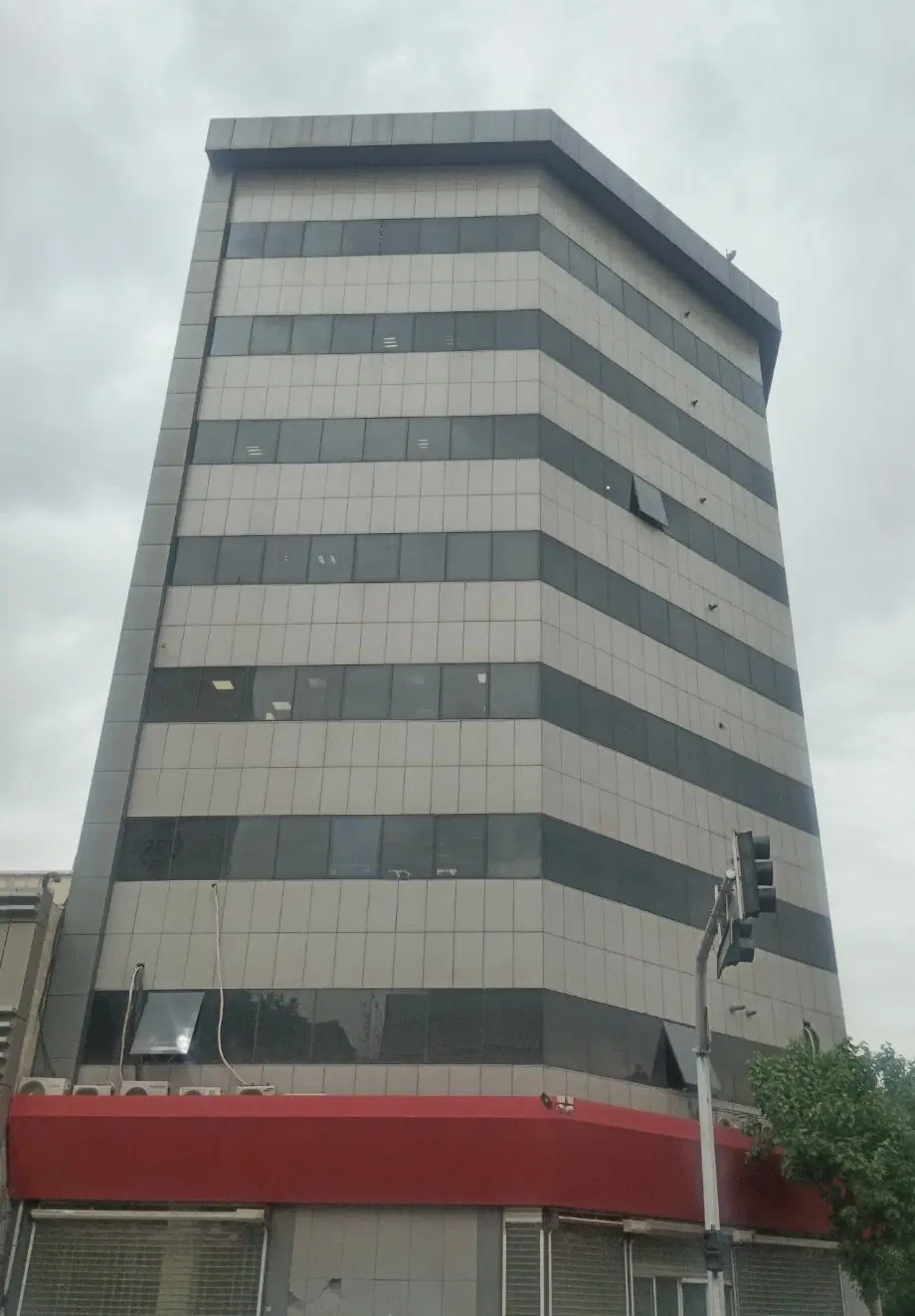 نمای ساختمان و راپل در حمزه‌آباد - تصویر 3