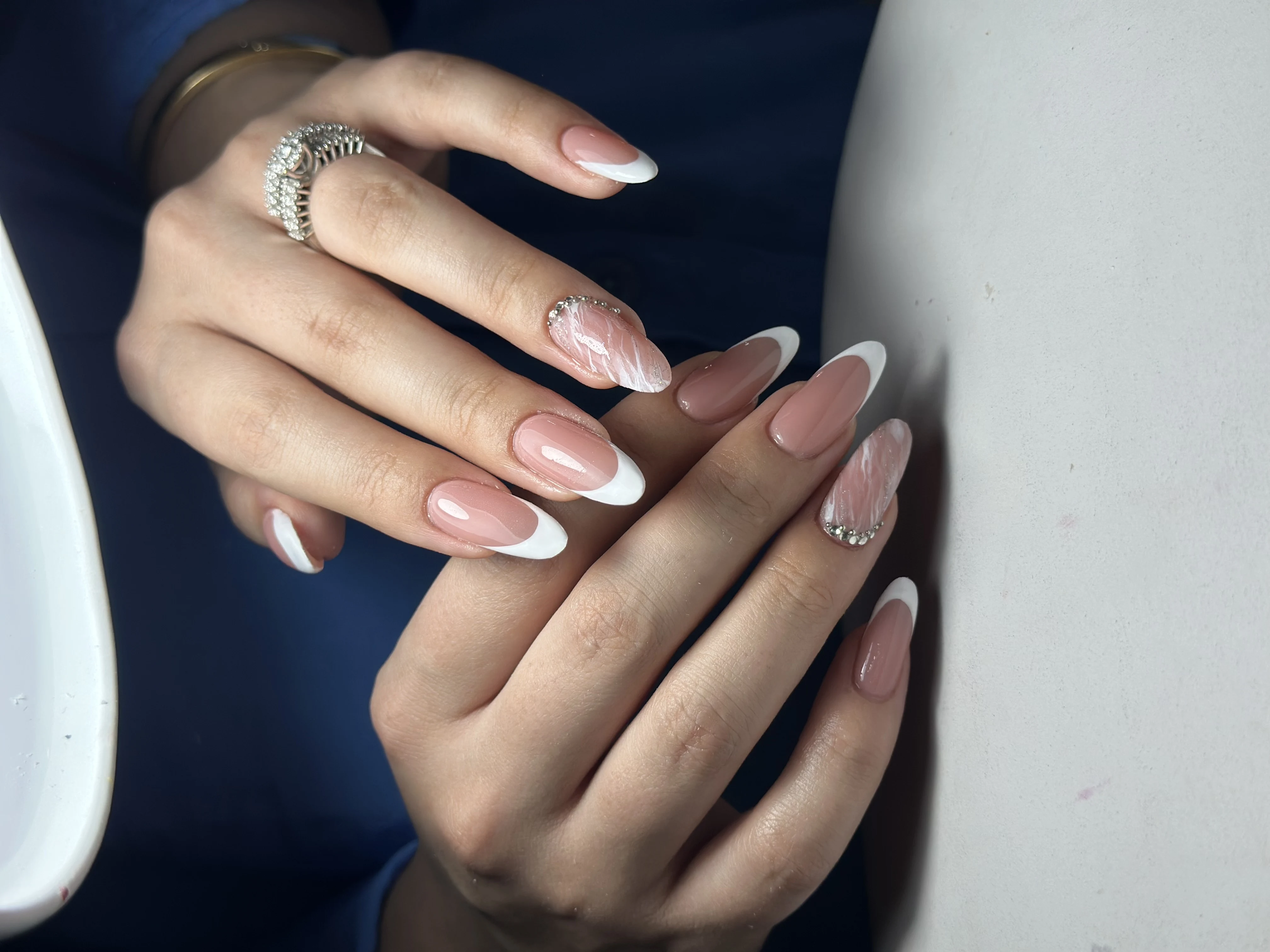 سارا چگینی  ناخن کار  و مدرس  رسمی