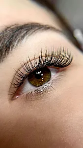 خدمات اکستنشن ولیفت مژه وابرو