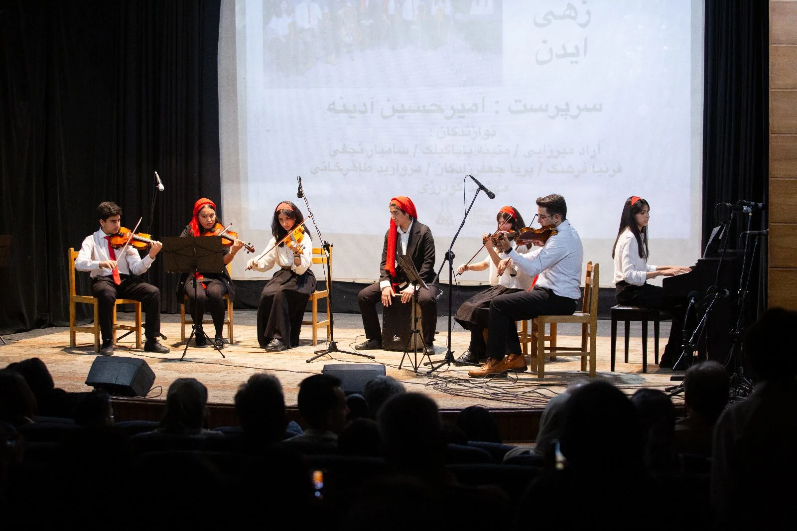 آموزشگاه موسیقی آدینه