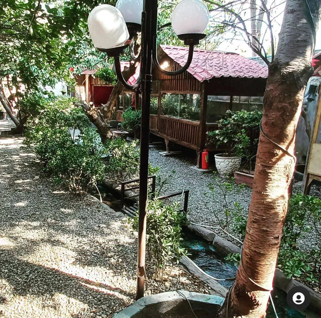 باغچه رستوران و کافی شاپ نان و نمک شهران - تصویر 4