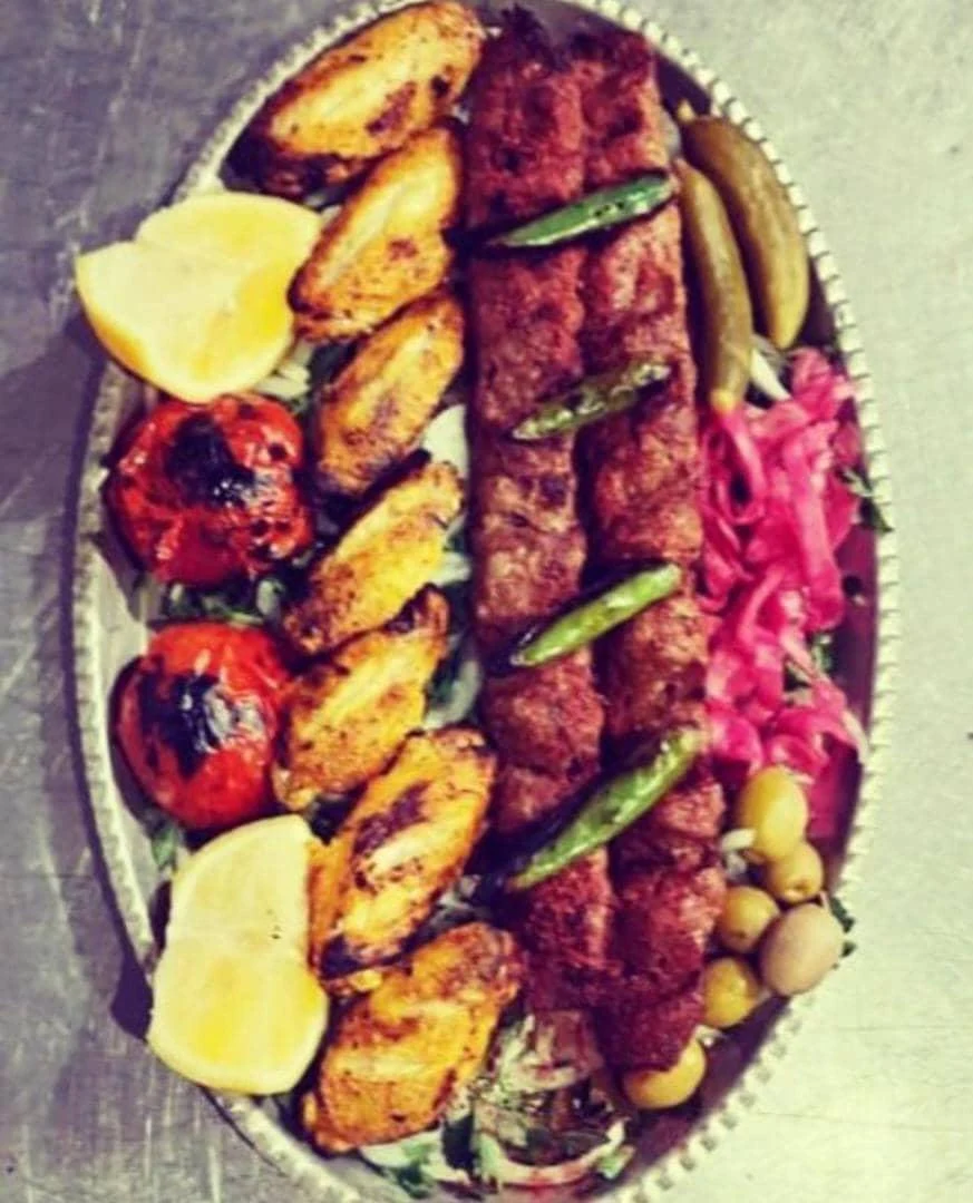 باغچه رستوران و کافی شاپ نان و نمک شهران - تصویر 5