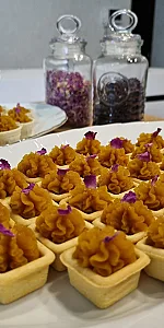 تهییه غذای عسل بانو