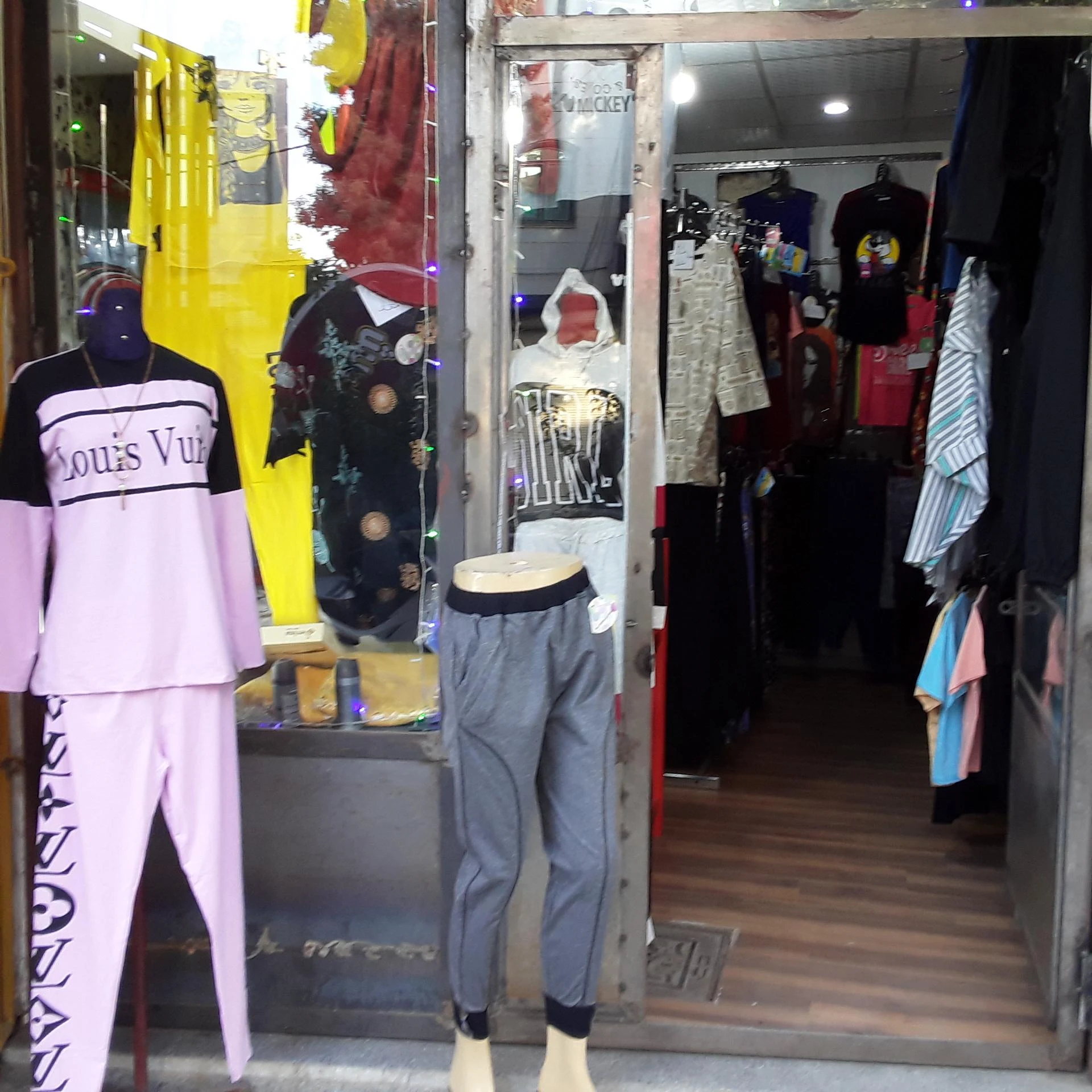 ارزانسرای سارا - پوشاک (عمومی) در همدان - تصویر 2