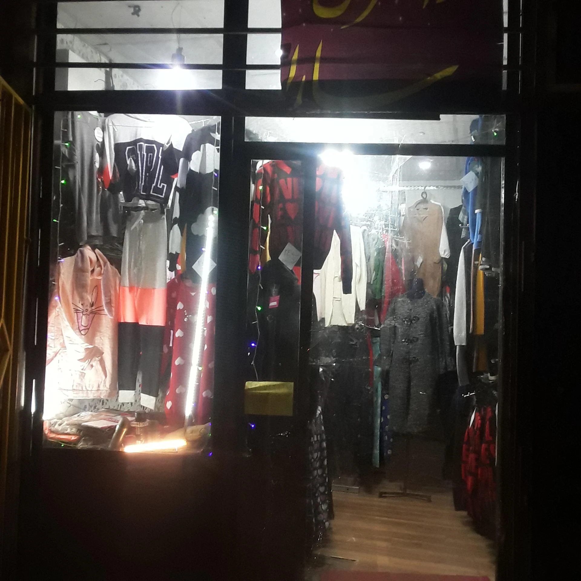 ارزانسرای سارا - پوشاک (عمومی) در همدان - تصویر 3