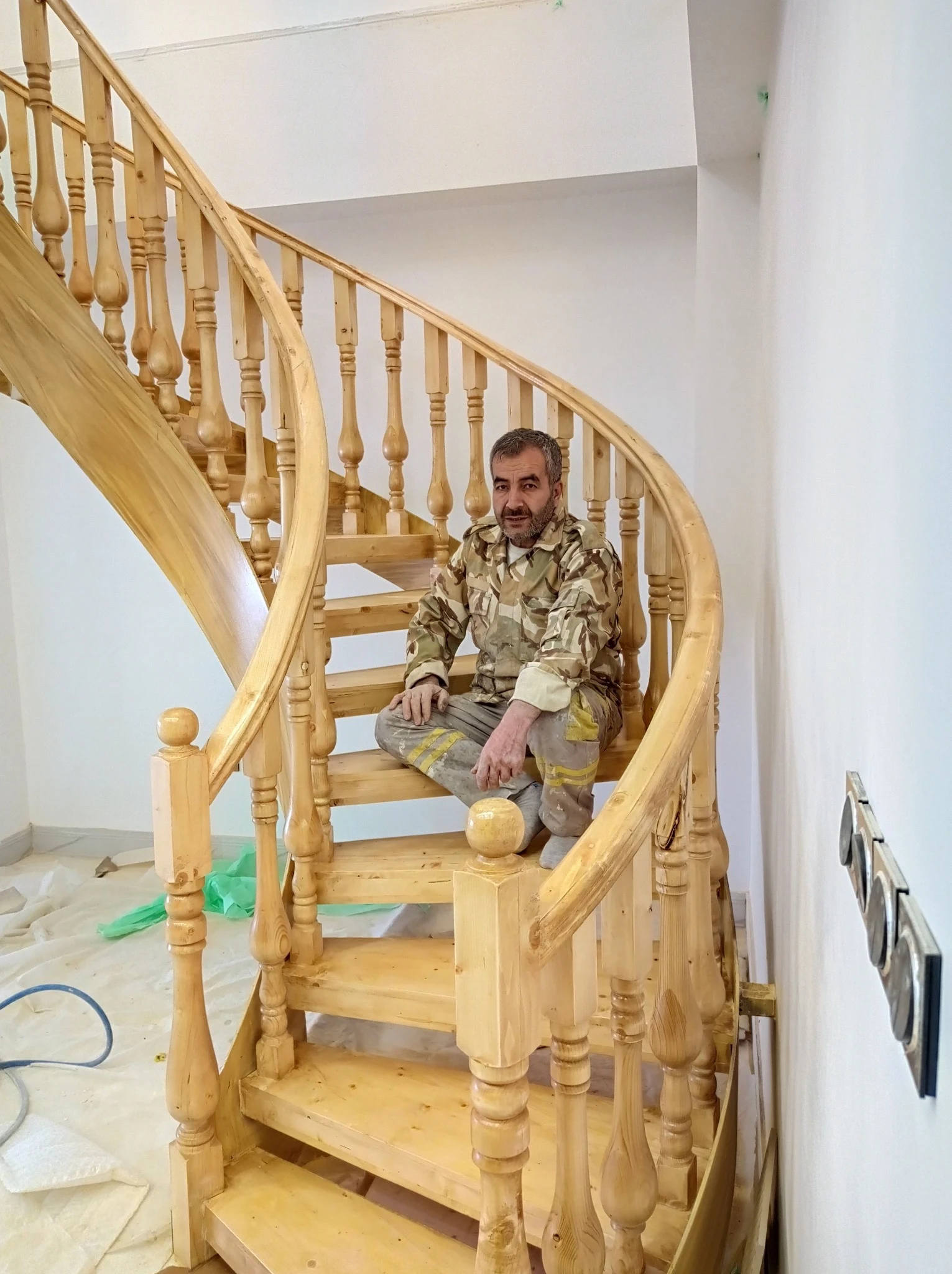 رنگکاری صنایع چوبی محمدی - قاب‌سازی و صنایع چوبی در همدان