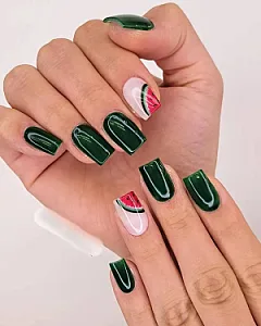 خدمات کاشت ناخن مائده آذرشب