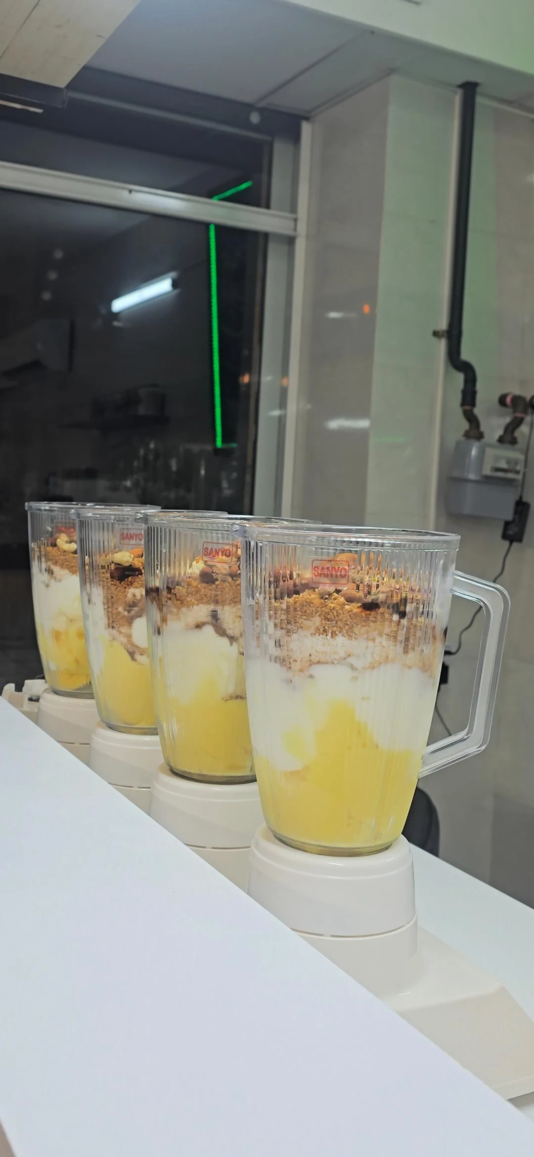دونات بستنی - قنادی و شیرینی در شیراز