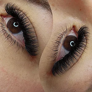 انجام کلیه خدمات کاشت و اکستنشن مژه