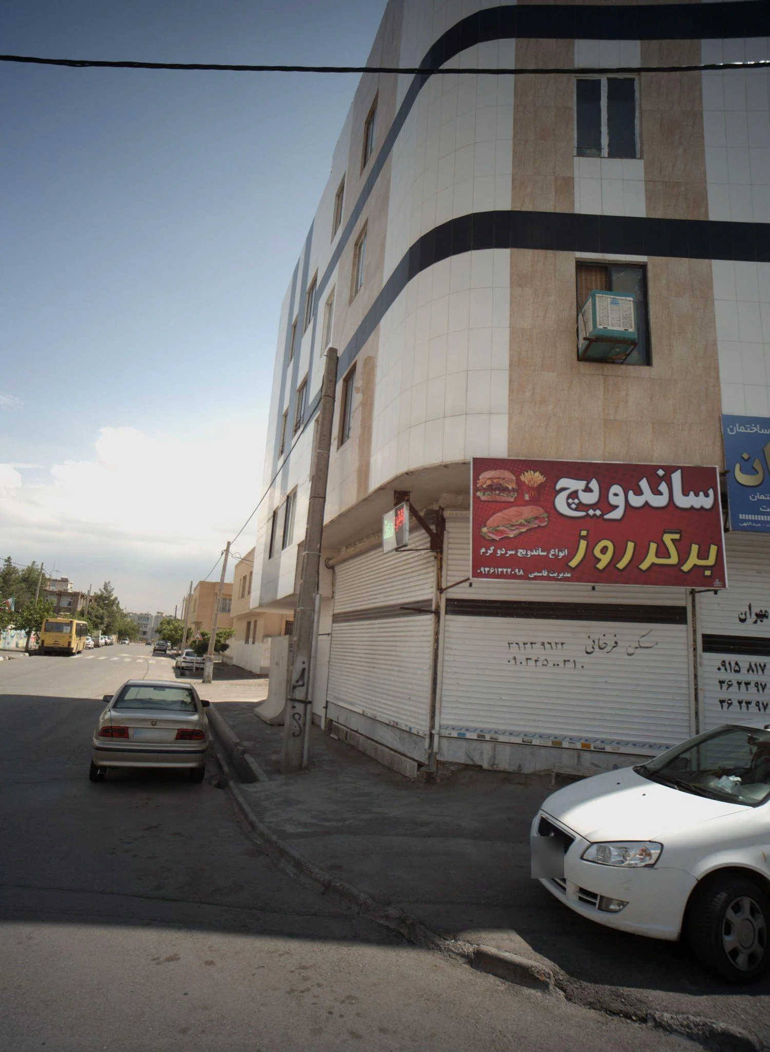 ساندویچ برگر روز - رستوران در مشهد