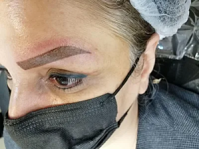 ارائه خدمات آرایش دایم صورت. شامل رژ لب. فیبروز و بولدبروز ابرو. خط چشم و بن مژه