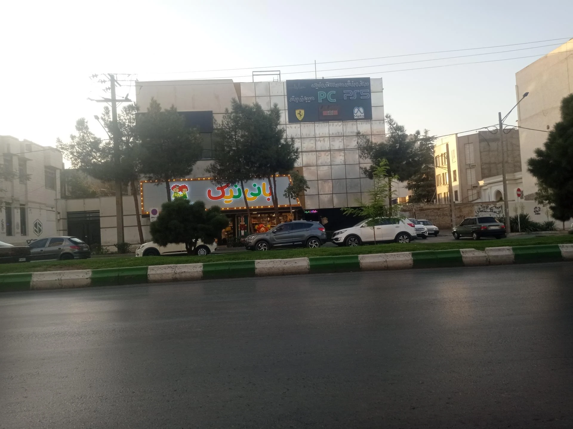 باشگاه بیلیارد قوی سفید - تصویر 3