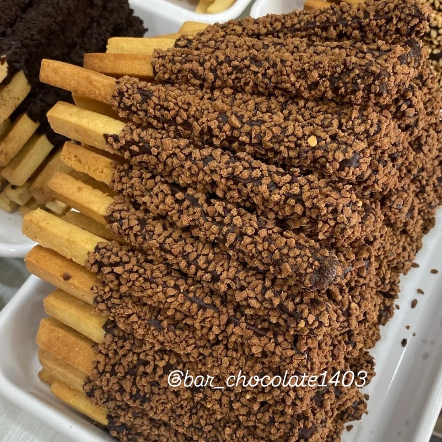 کیک و شیرینی خانگی و شکلات بن بن و بیکری