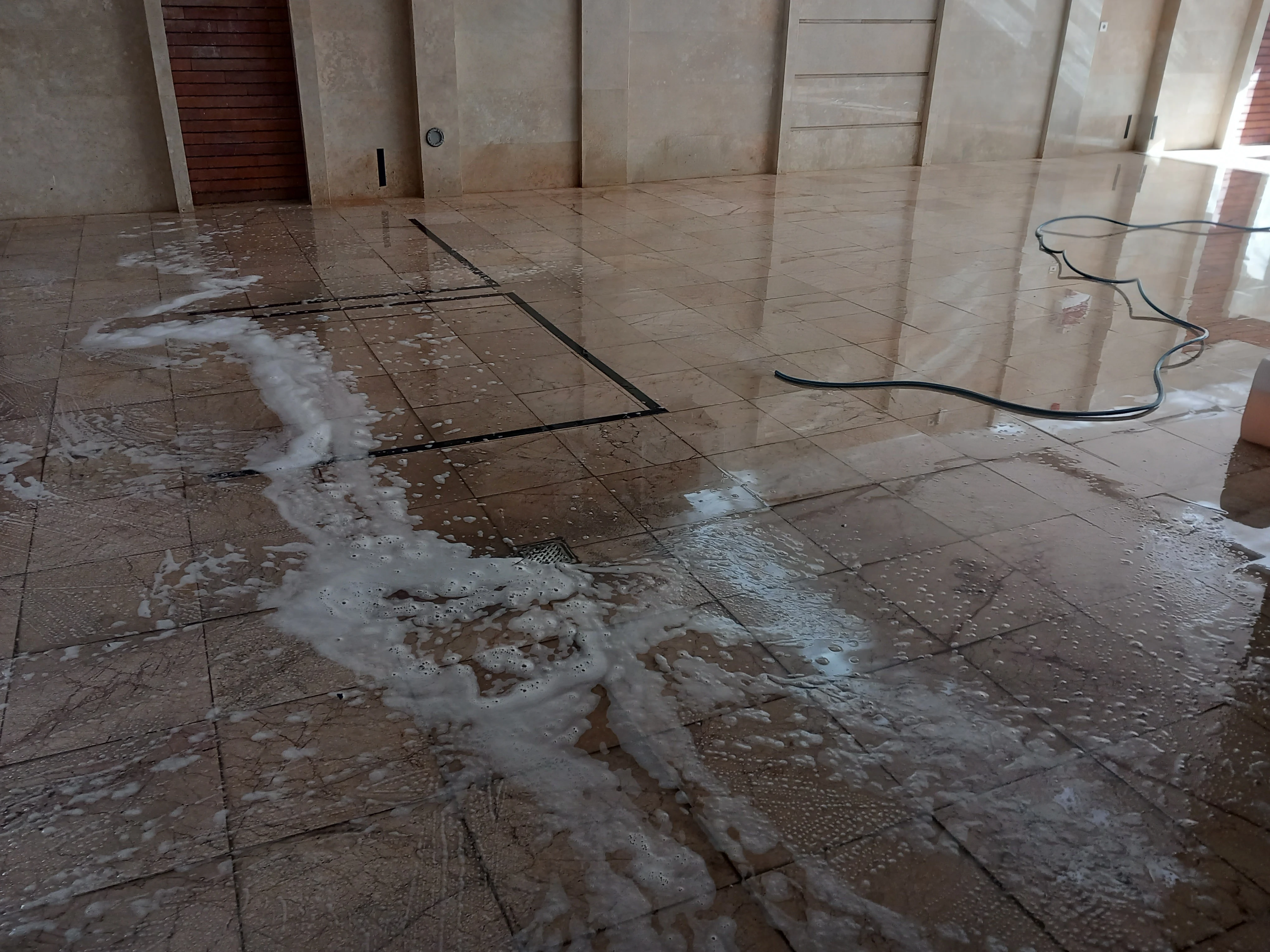 شرکت خدماتی نظافتی خانه نو